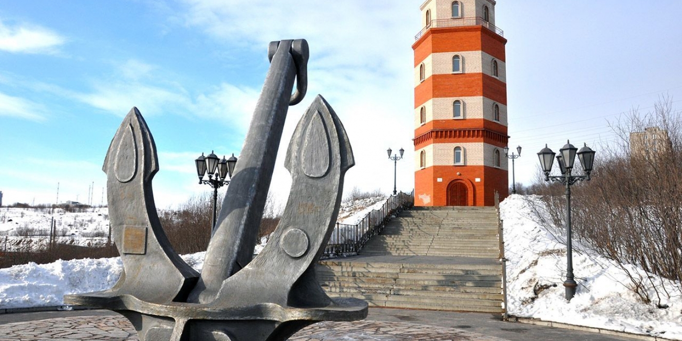 Интересные и памятные места. Маяк-мемориал в Мурманске. Мемориальный комплекс морякам Мурманск. Мемориал морякам в Мурманске. Памятник погибшим морякам в Мурманске.